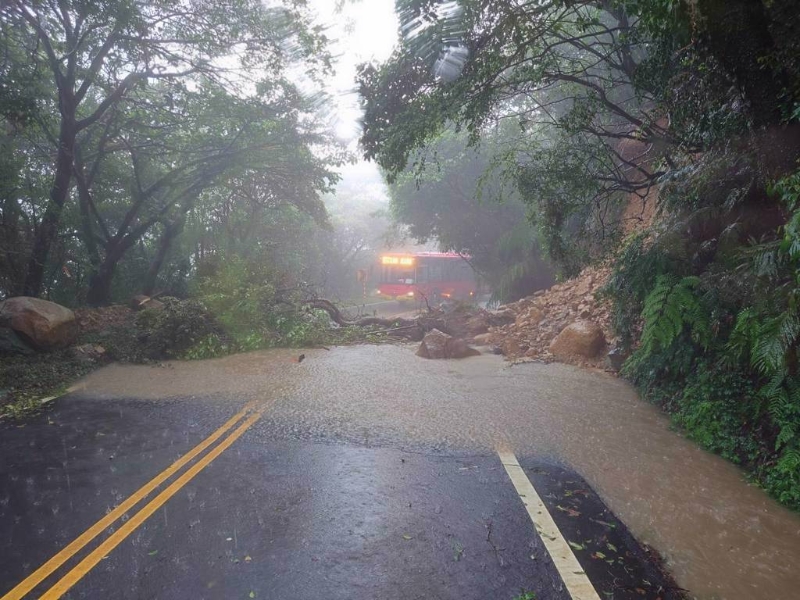 基隆北海岸、阳明山24日全天处在超大豪雨等级，造成多地淹水、坍方灾情。图为阳明山马槽桥附近土石坍方，导致道路中断。