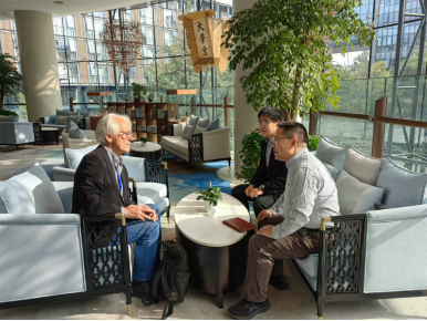 穆鲁教授与物理学院教师深入讨论。 穆鲁教授与物理学院教师深入讨论。