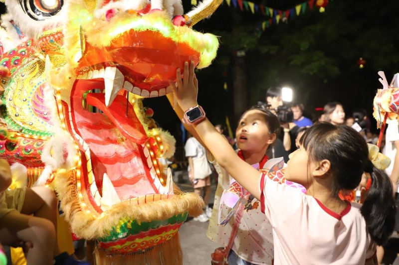 摸龙头，求好运。桃源镇供图