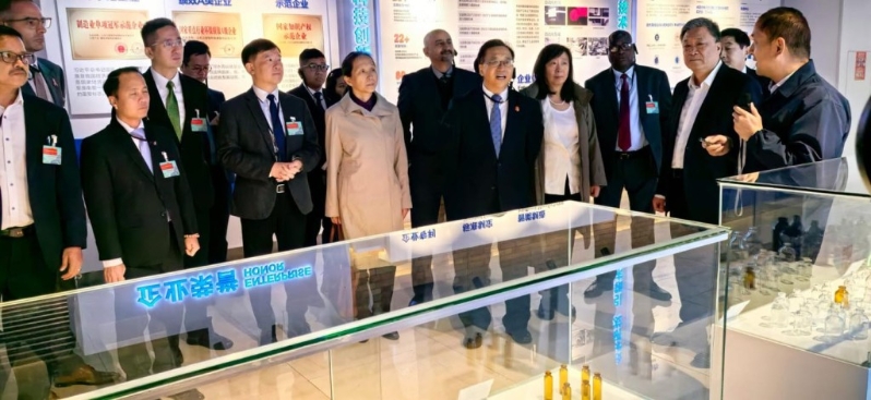 外交公署组织参访团,由特派员崔建春率领香港特区政府官员、外国驻港领团、在港商会和知名企业、金融机构及媒体等一行60多人到访山东。政制局fb 外交公署组织参访团,由特派员崔建春率领香港特区政府官员、外国驻港领团、在港商会和知名企业、金融机构及媒体等一行60多人到访山东。政制局fb