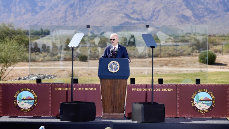拜登在亚利桑那州拉温村印第安社区的学校发表演说。美联社 拜登在亚利桑那州拉温村印第安社区的学校发表演说。美联社