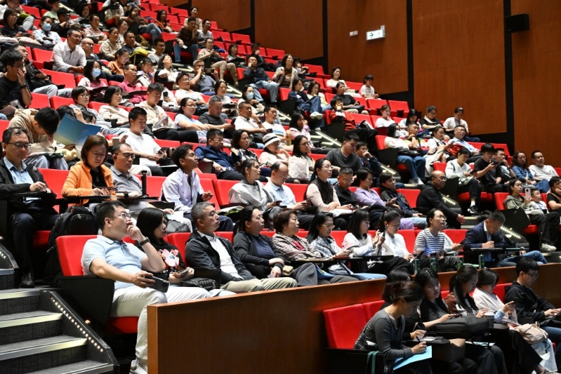 港大资讯日吸引大批家长及学生参与，有本港中学更组团带学生参加。