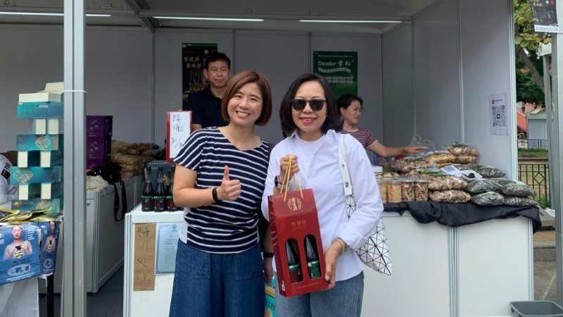 麦美娟买了内蒙黑荞麦片、福建文旦柚及黑龙江酱油等。 麦美娟买了内蒙黑荞麦片、福建文旦柚及黑龙江酱油等。