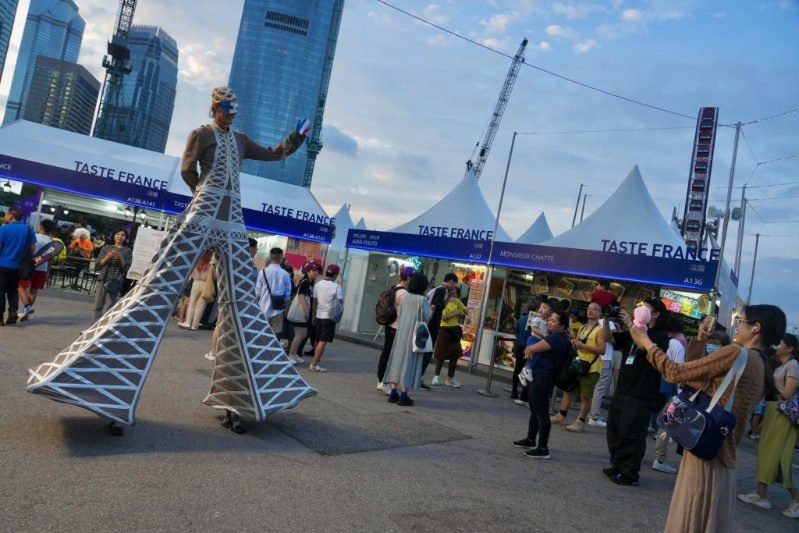 活动现场有表演。 活动现场有表演。