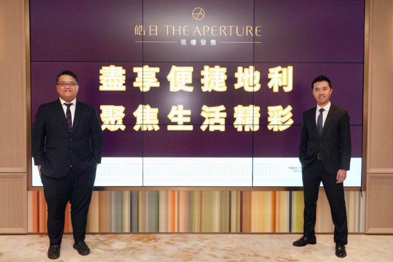 恒隆物业销售主管吕渭源(左)表示,项目将于周五(11月1日)加推发售10伙价单单位,及4伙招标单位,并指新发售单位价钱属原价加推,相比楼花时期则有约10%调整。 恒隆物业销售主管吕渭源(左)表示,项目将于周五(11月1日)加推发售10伙价单单位,及4伙招标单位,并指新发售单位价钱属原价加推,相比楼花时期则有约10%调整。