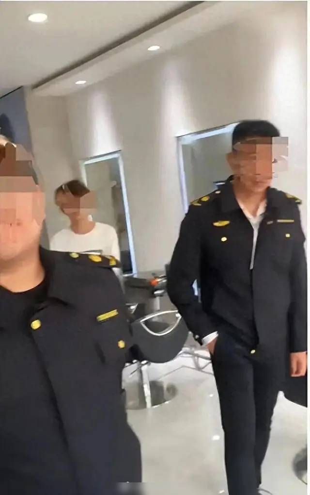 河北沧州有穿城管制服人员,到理发店以「空气检测报告」过期为由处罚款,引起争议。影片截图 河北沧州有穿城管制服人员,到理发店以「空气检测报告」过期为由处罚款,引起争议。影片截图