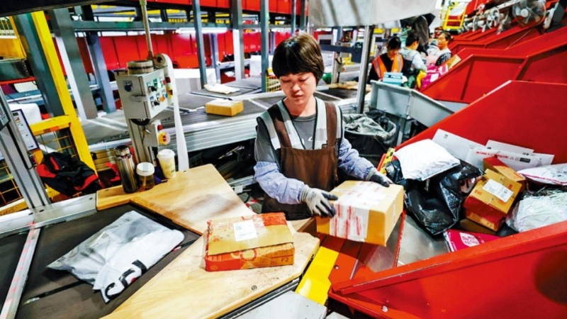 贵阳一间快递中心职员正在分拣货品。中新社 贵阳一间快递中心职员正在分拣货品。中新社