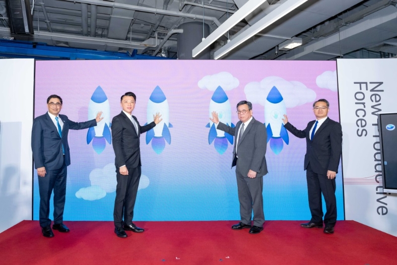 (左起)商务及经济发展局局长丘应桦、工业贸易署署长廖广翔、生产力局主席陈祖恒议员及生产力局总裁毕坚文先生为博览会揭开序幕。 (左起)商务及经济发展局局长丘应桦、工业贸易署署长廖广翔、生产力局主席陈祖恒议员及生产力局总裁毕坚文先生为博览会揭开序幕。