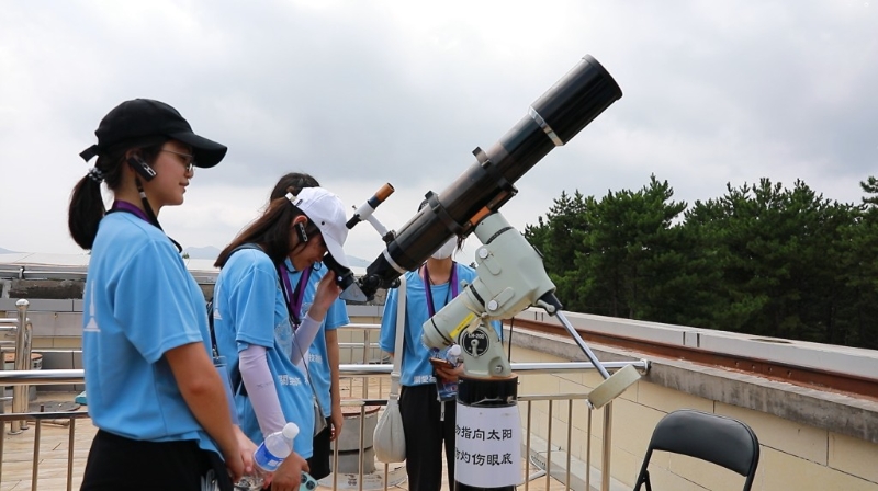 善德基金会考察团的学生，到访中国科学院国家天文台兴隆观测基地