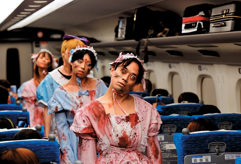 早前在日本的“僵尸新干线”列车,有表演者扮作僵尸在列车上娱宾。 早前在日本的“僵尸新干线”列车,有表演者扮作僵尸在列车上娱宾。