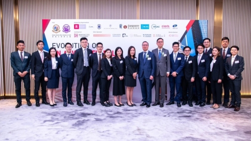 律政司司长林定国(左十)、大律师公会主席杜淦堃(左十一)与公会新晋大律师常委会委员合照。 律政司司长林定国(左十)、大律师公会主席杜淦堃(左十一)与公会新晋大律师常委会委员合照。