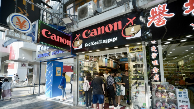 旧租客影音店及行李箱迁至同厦C号铺,建筑面积同为300方呎,月租15万。 旧租客影音店及行李箱迁至同厦C号铺,建筑面积同为300方呎,月租15万。