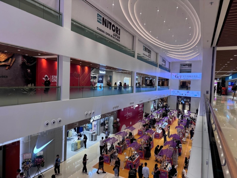 楼高四层,设逾百个铺位,出租率达九成,目前大部份商户已开幕。 楼高四层,设逾百个铺位,出租率达九成,目前大部份商户已开幕。