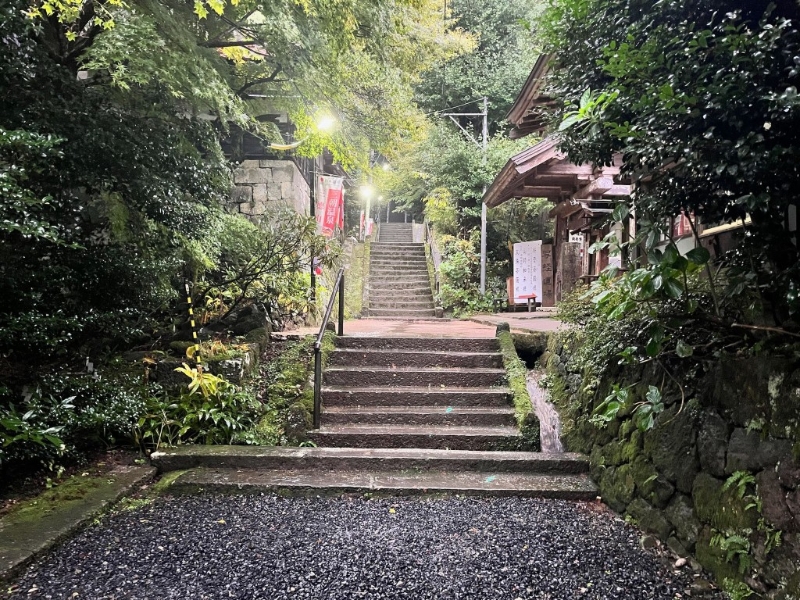 位于三德山的三佛寺在706年开山，被日本民众形容为“修练之山”。