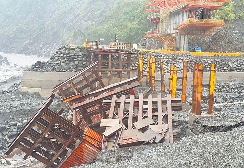 高雄明霸克露桥又毁