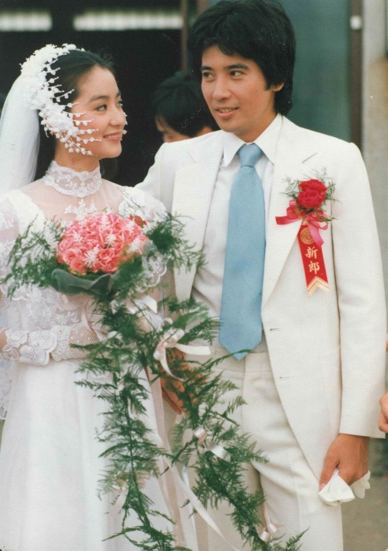 林青霞在剧中曾为秦汉披上婚纱,可惜现实中无缘结为夫妻。 林青霞在剧中曾为秦汉披上婚纱,可惜现实中无缘结为夫妻。