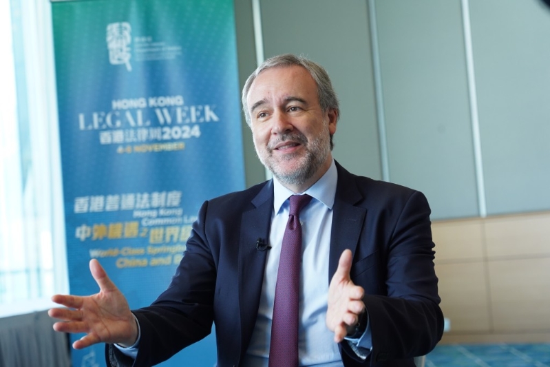 国际统一私法协会秘书长Tirado对《星岛》表示,国际统一私法协会与律政司的合作已经进行了很长时间,他对合作成果感到很满意。 国际统一私法协会秘书长Tirado对《星岛》表示,国际统一私法协会与律政司的合作已经进行了很长时间,他对合作成果感到很满意。