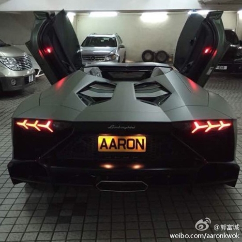郭富城在49岁生日时,购入全球只得一架的限量版兰博基尼Aventador LP700-4 Roadster。 郭富城在49岁生日时,购入全球只得一架的限量版兰博基尼Aventador LP700-4 Roadster。