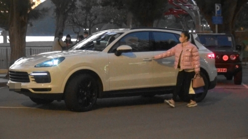 郭富城婚后改开白色保时捷家庭车。 郭富城婚后改开白色保时捷家庭车。