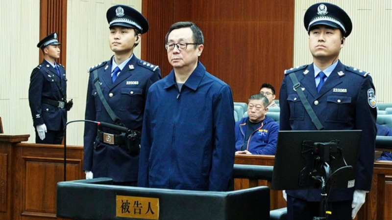 国家开发银行前副行长周清玉因受贿等罪，遭判刑15年。