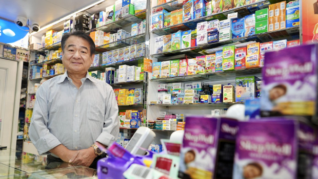 港九药房总商会理事长林伟文向《星岛》透露,商会254间会员药房中,约半数有意加入社区药房计划。 港九药房总商会理事长林伟文向《星岛》透露,商会254间会员药房中,约半数有意加入社区药房计划。