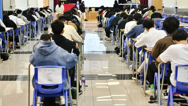 考试及评核局昨出版今年中学文凭试的《试题专辑》。 考试及评核局昨出版今年中学文凭试的《试题专辑》。