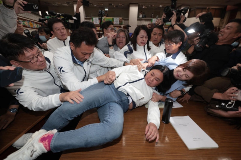 台湾立法院上演肢体冲突。中时新闻网 台湾立法院上演肢体冲突。中时新闻网
