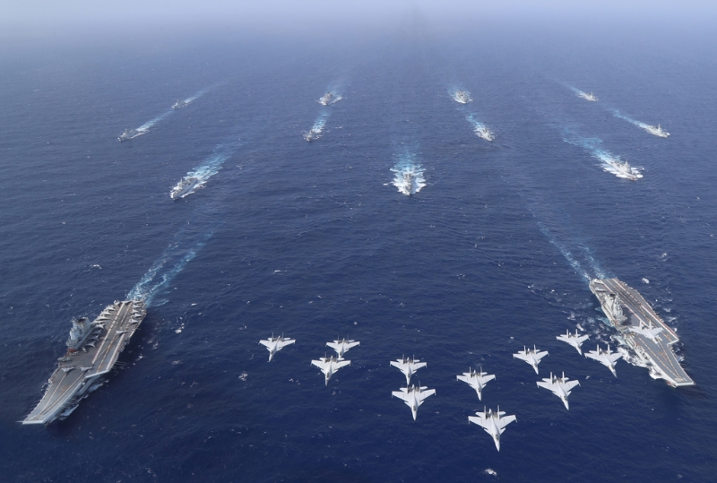 大陆海军山东号航母(左下角航母)10月下旬与辽宁号航母(右下角航母)一同在南海举行双航母演练。(中新社) 大陆海军山东号航母(左下角航母)10月下旬与辽宁号航母(右下角航母)一同在南海举行双航母演练。(中新社)