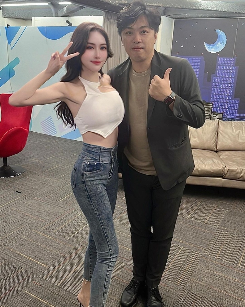 艾熙承认自己同时一名补习老师。IG@_ai xi bb 艾熙承认自己同时一名补习老师。IG@_ai xi bb