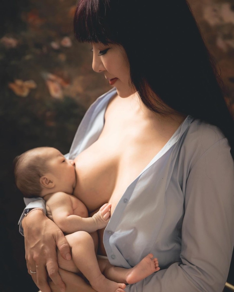 李宓穿上一件浅蓝色衬衫,不过就将扣子解开露出35F傲人上围,并将刚出生的双胞胎女儿放在大腿上喂母乳及遮住重点部位。 李宓穿上一件浅蓝色衬衫,不过就将扣子解开露出35F傲人上围,并将刚出生的双胞胎女儿放在大腿上喂母乳及遮住重点部位。