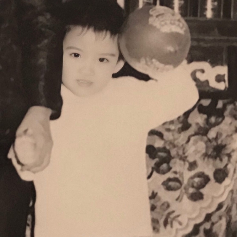 昨日(10日)周慧敏迎来57岁生日,她在IG贴出童年相。 昨日(10日)周慧敏迎来57岁生日,她在IG贴出童年相。