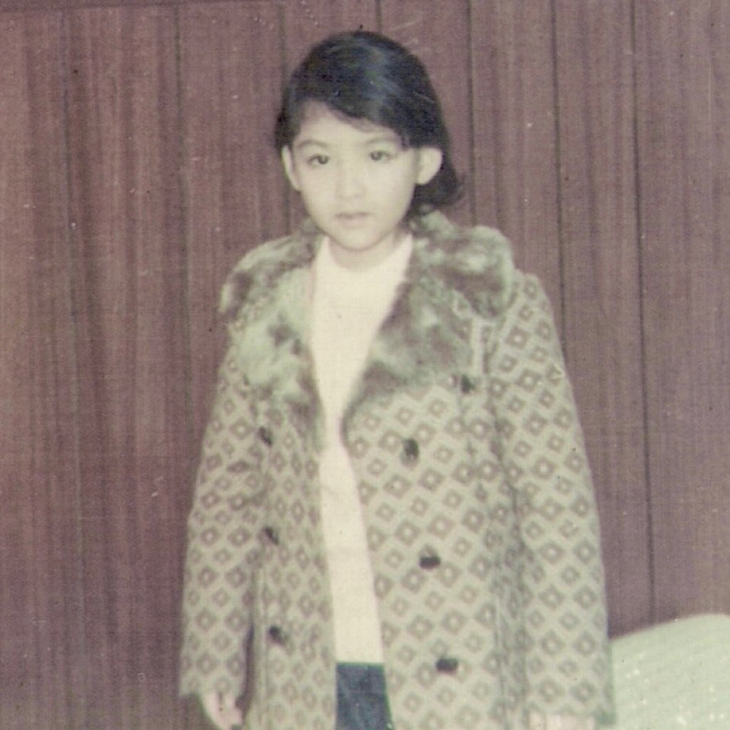 年约11、12岁的周慧敏,她身穿毛毛领啡色长褛,一双明亮眼睛加上瓜子口面,小美人已育成。 年约11、12岁的周慧敏,她身穿毛毛领啡色长褛,一双明亮眼睛加上瓜子口面,小美人已育成。