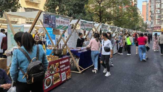 政府连夜铺路增20摊位 政府连夜铺路增20摊位