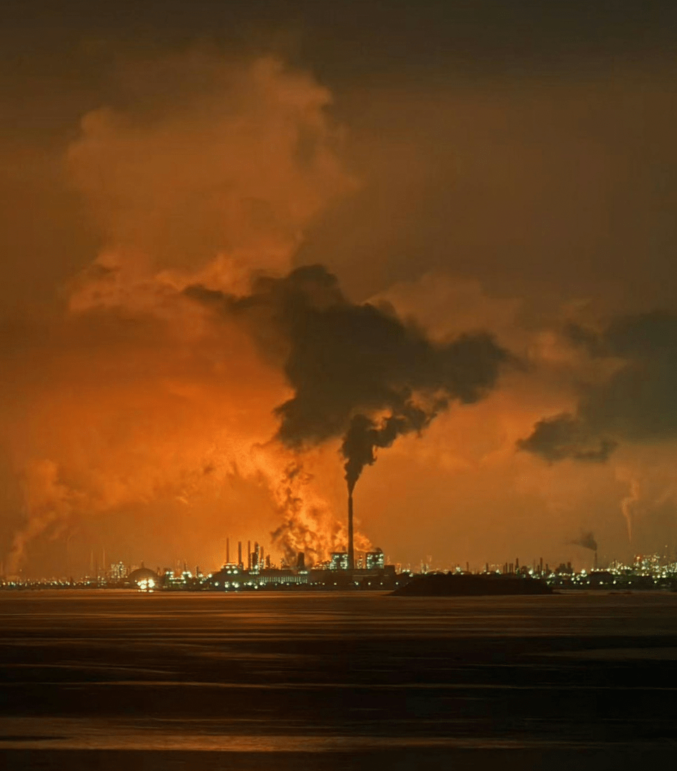 其中一张背景疑似一座发电厂发生火警,烈燄熊熊,天空一片橙红色。 其中一张背景疑似一座发电厂发生火警,烈燄熊熊,天空一片橙红色。