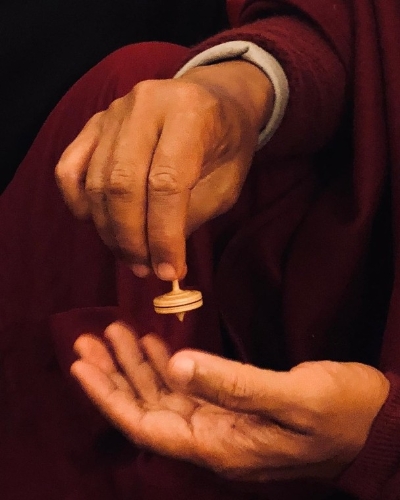 昨日(12日)赵薇就在IG上分享了一张转陀螺的照片,并留下一个“向日葵”的emoji,瞬间引来粉丝暴动。1 昨日(12日)赵薇就在IG上分享了一张转陀螺的照片,并留下一个“向日葵”的emoji,瞬间引来粉丝暴动。1