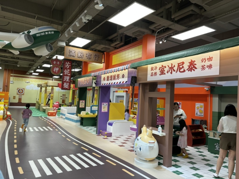 满纷一街仿照旧式街道打造,有着旧街景、旧建筑, 并加入原创角色为主角而设的泰尼冰室、芳妮理髮、翠 丝超市及东尼维修工程店,让小朋友投入扮演游戏。 满纷一街仿照旧式街道打造,有着旧街景、旧建筑, 并加入原创角色为主角而设的泰尼冰室、芳妮理髮、翠 丝超市及东尼维修工程店,让小朋友投入扮演游戏。