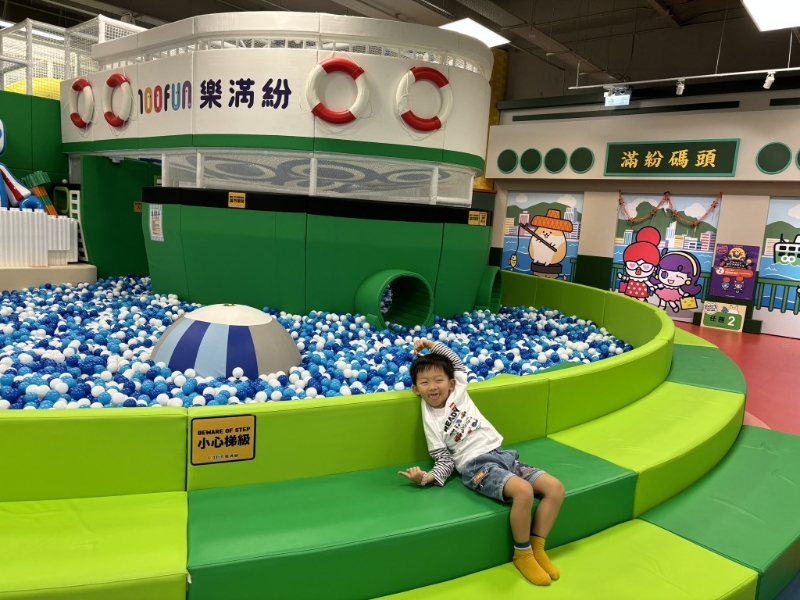波波池区变成一艘渡海小轮“无厘头号”停泊于启田 分店,让小朋友可在宽敞明亮的波波池中尽情玩乐, 犹如置身于维多利亚港畅泳。 波波池区变成一艘渡海小轮“无厘头号”停泊于启田 分店,让小朋友可在宽敞明亮的波波池中尽情玩乐, 犹如置身于维多利亚港畅泳。