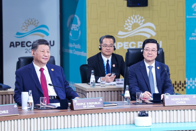 国家主席习近平(左一)和李家超(右一)在会议上。政府新闻处 国家主席习近平(左一)和李家超(右一)在会议上。政府新闻处