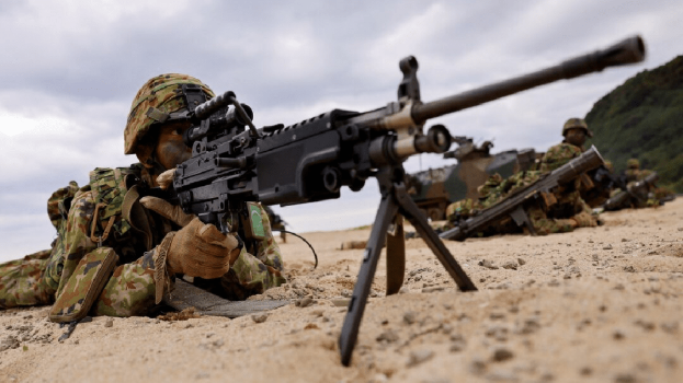 正在进行训练的日本自卫队。(路透社) 正在进行训练的日本自卫队。(路透社)