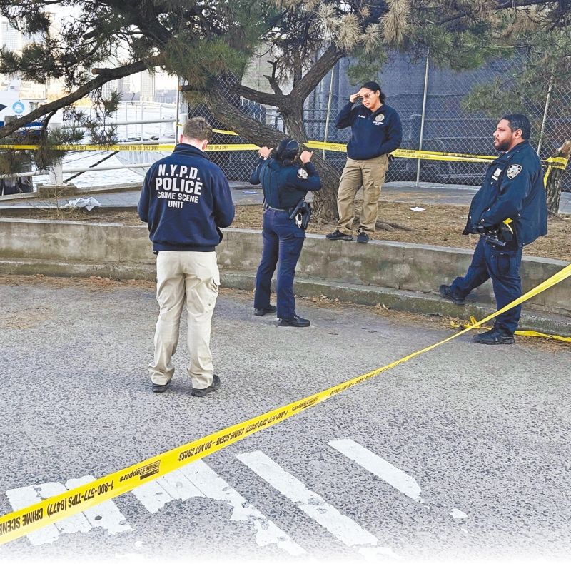 嫌犯连捅三人。 嫌犯连捅三人。