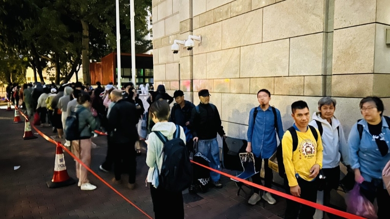 逾百人在公众席轮候。 逾百人在公众席轮候。