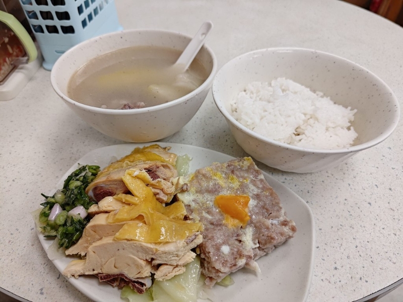 切鸡配肉饼两餸饭，再加例汤售价$43港元