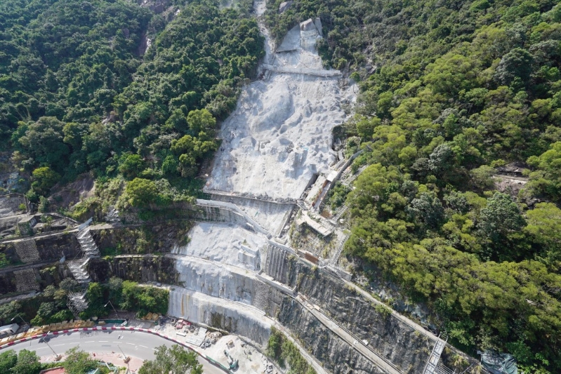 耀兴道受损山坡范围面积近6000平方米，山坡最高处达100米，位置太高无法按传统做法使用重型机械施工加固。 叶伟豪摄