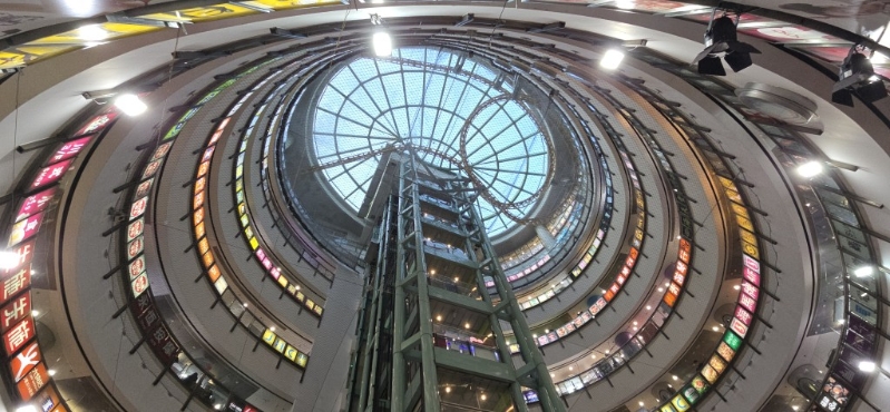 天龙过山车为全港唯一室内过山车。 天龙过山车为全港唯一室内过山车。