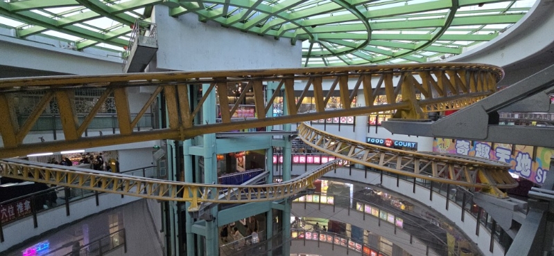 过山车围绕商场八、九楼中庭空间运行。 过山车围绕商场八、九楼中庭空间运行。