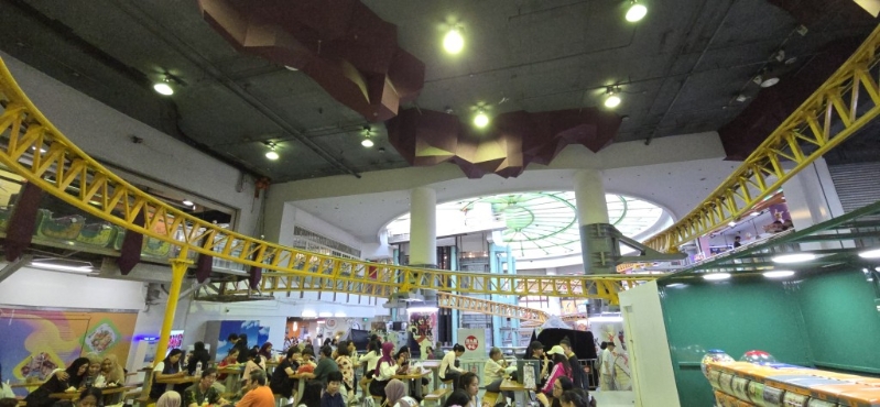 过山车部分路段在溜泳场及顾客用餐区上方。 过山车部分路段在溜泳场及顾客用餐区上方。