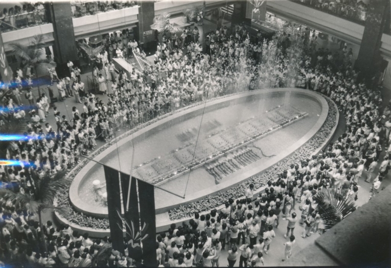 音乐喷泉每次表演都吸引大量途人围观。 音乐喷泉每次表演都吸引大量途人围观。