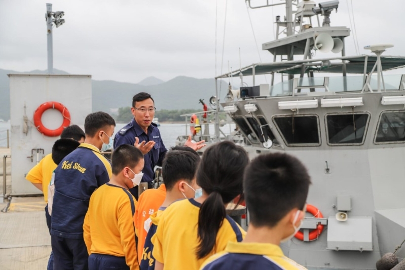 除了在海上执法,警长薛鸣涛亦曾向学生讲解水警工作和水警轮设备。 除了在海上执法,警长薛鸣涛亦曾向学生讲解水警工作和水警轮设备。