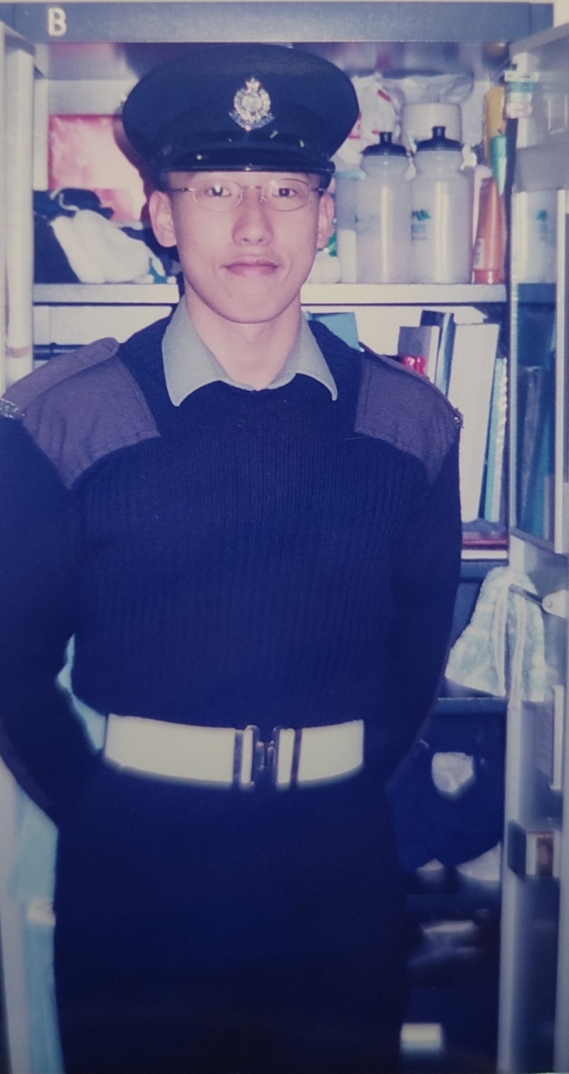 薛鸣涛于2002年中五毕业,随即加入警队。 薛鸣涛于2002年中五毕业,随即加入警队。