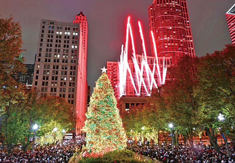矗立在千禧公园正门高耸54英呎的圣诞树,闪烁灯光吸引民众前去打卡。 矗立在千禧公园正门高耸54英呎的圣诞树,闪烁灯光吸引民众前去打卡。